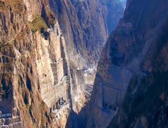 為建烏東德水電站，在峽谷底部挖90米深洞穴，用來干嘛的？