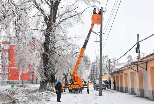 受強(qiáng)雨雪大風(fēng)冰凍天氣影響，吉林延邊全力搶修供電線路
