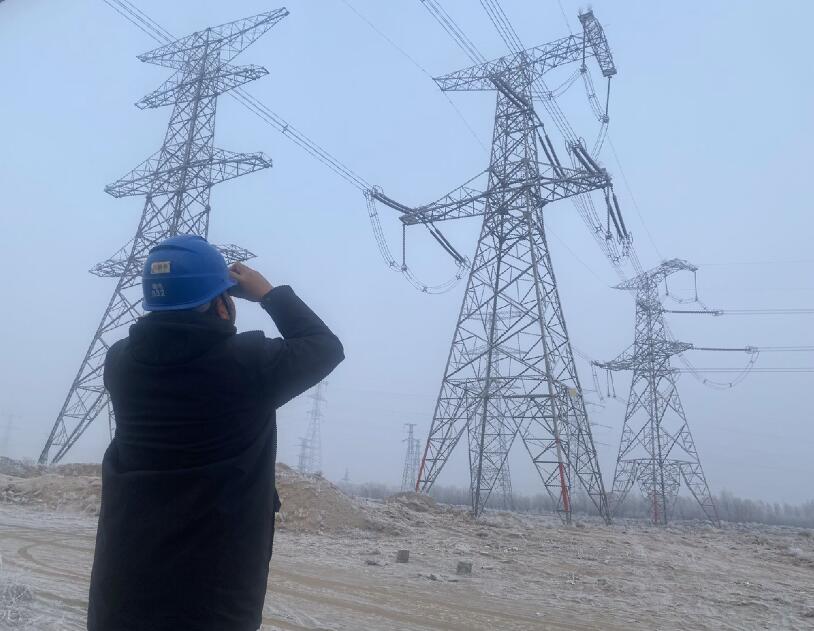 內(nèi)蒙古烏海超高壓供電公司防污除閃，寒冬堅守一線