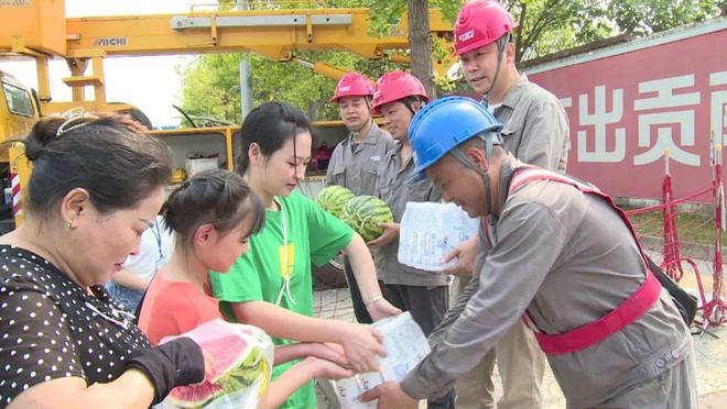 四川什邡：電力工人高溫保電忙，社區(qū)群眾熱情慰問表感謝