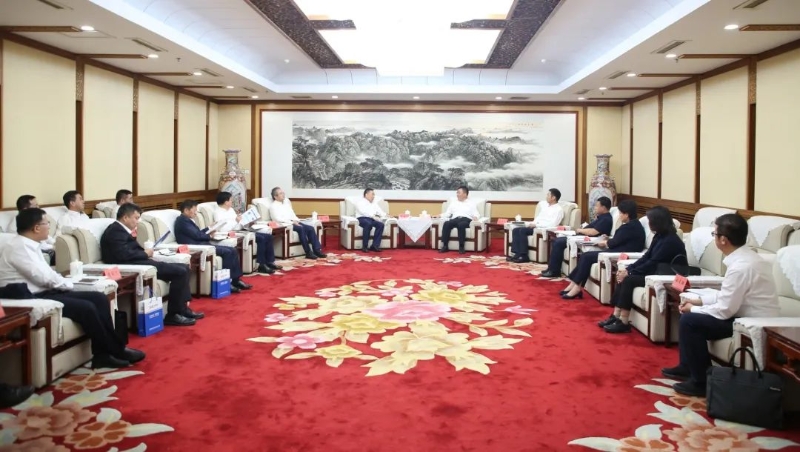 宋海良與內蒙古自治區(qū)黨委常委、呼和浩特市委書記包鋼座談