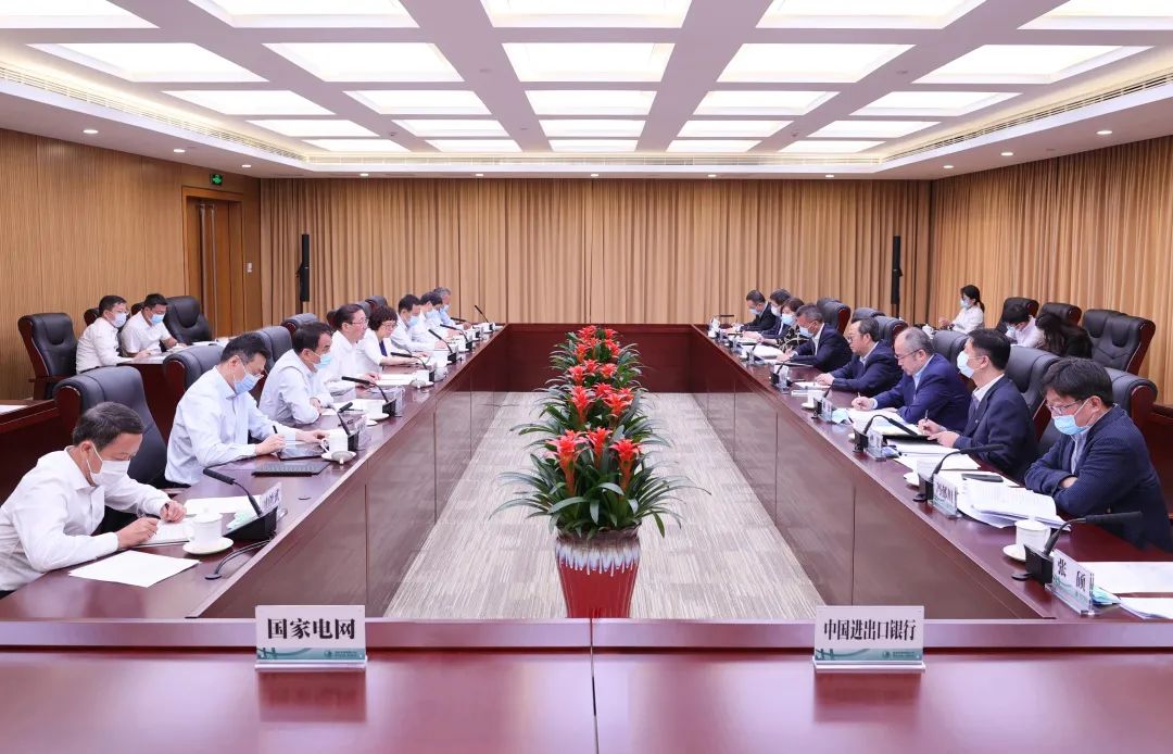 國(guó)家電網(wǎng)公司董事長(zhǎng)、黨組書記辛保安與進(jìn)出口銀行董事長(zhǎng)吳富林會(huì)談