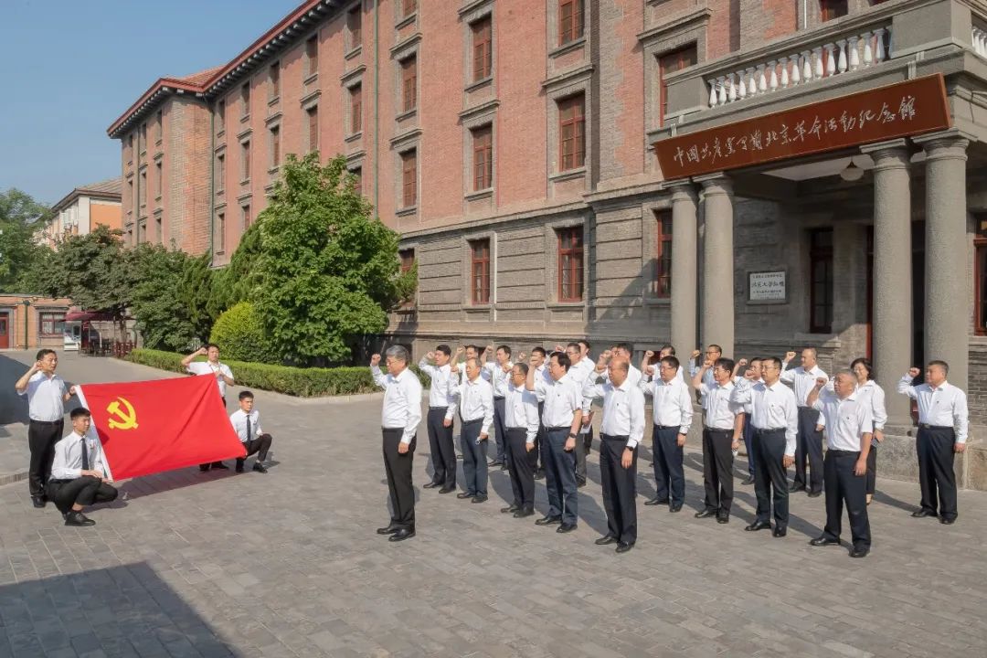 國(guó)家能源集團(tuán)黨組成員集體參觀學(xué)習(xí) “光輝偉業(yè)、紅色序章”主題展覽