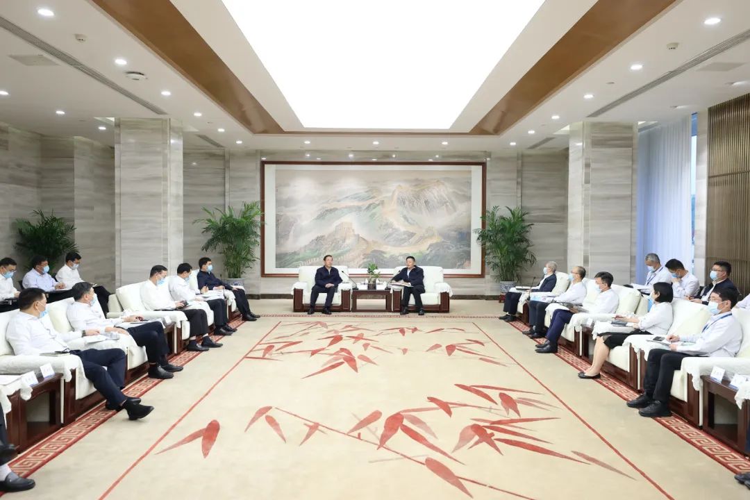 國(guó)家電網(wǎng)公司董事長(zhǎng)、黨組書辛保安與東方電氣集團(tuán)董事長(zhǎng)俞培根、總經(jīng)理徐鵬會(huì)談