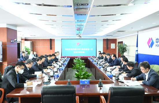 中國(guó)電建黨委書記、董事長(zhǎng)丁丁焰章與內(nèi)蒙古電力集團(tuán)黨委書記、董事長(zhǎng)賈振國(guó)會(huì)談
