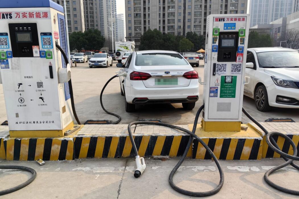 新能源車充電槍被扔積水中，對“城市家電”需多加愛護