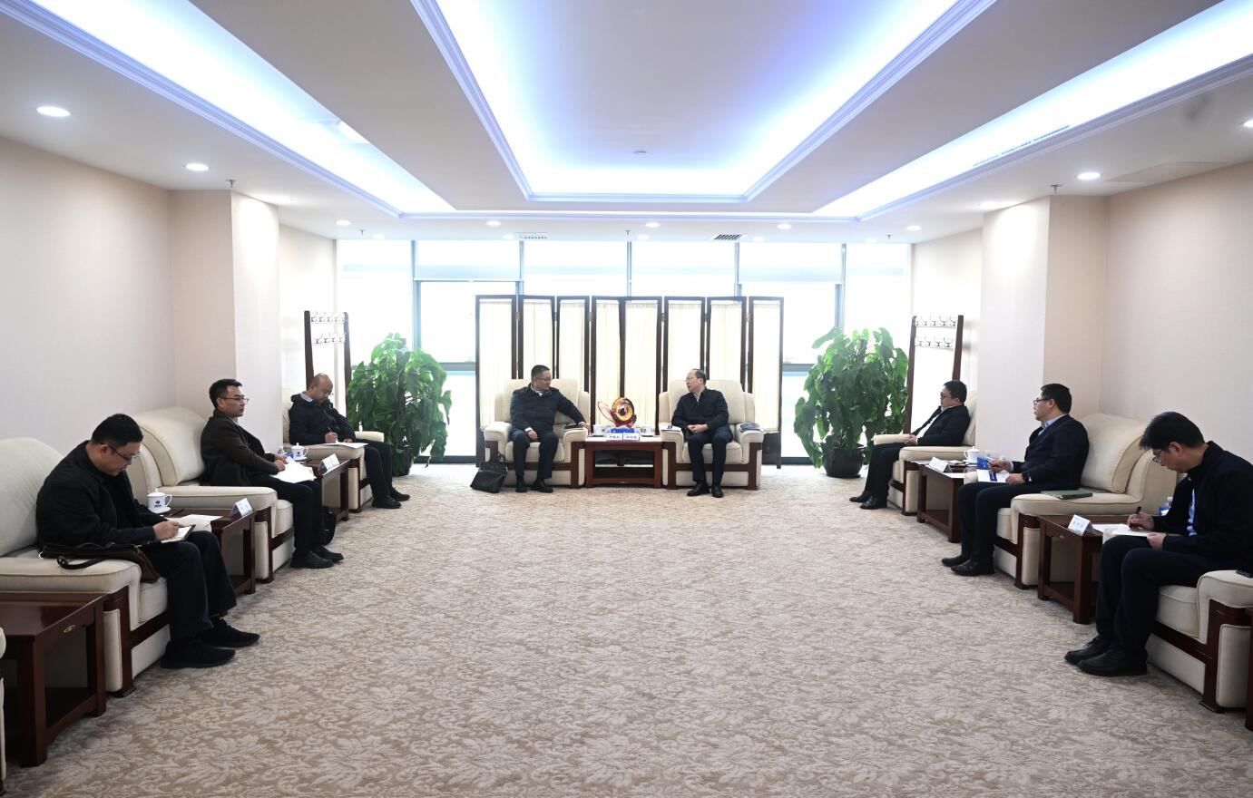 中國電建黨委常委、副總經(jīng)理徐鵬程與西藏開發(fā)投資集團黨委書記、董事長祁騰武會談