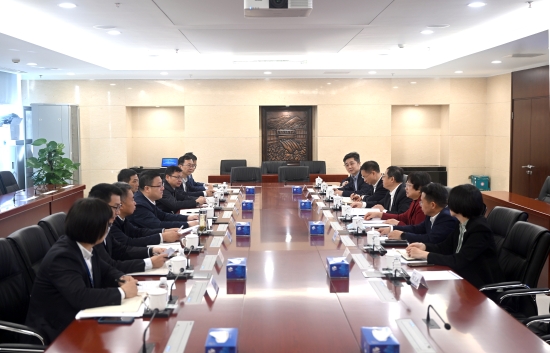 中國(guó)電建黨委常委、副總經(jīng)理王小軍與中國(guó)華電集團(tuán)黨組成員、副總經(jīng)理李旭紅會(huì)談