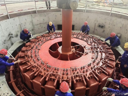 內(nèi)蒙古引綽濟遼工程文得根水電站末臺機組轉子吊裝完成