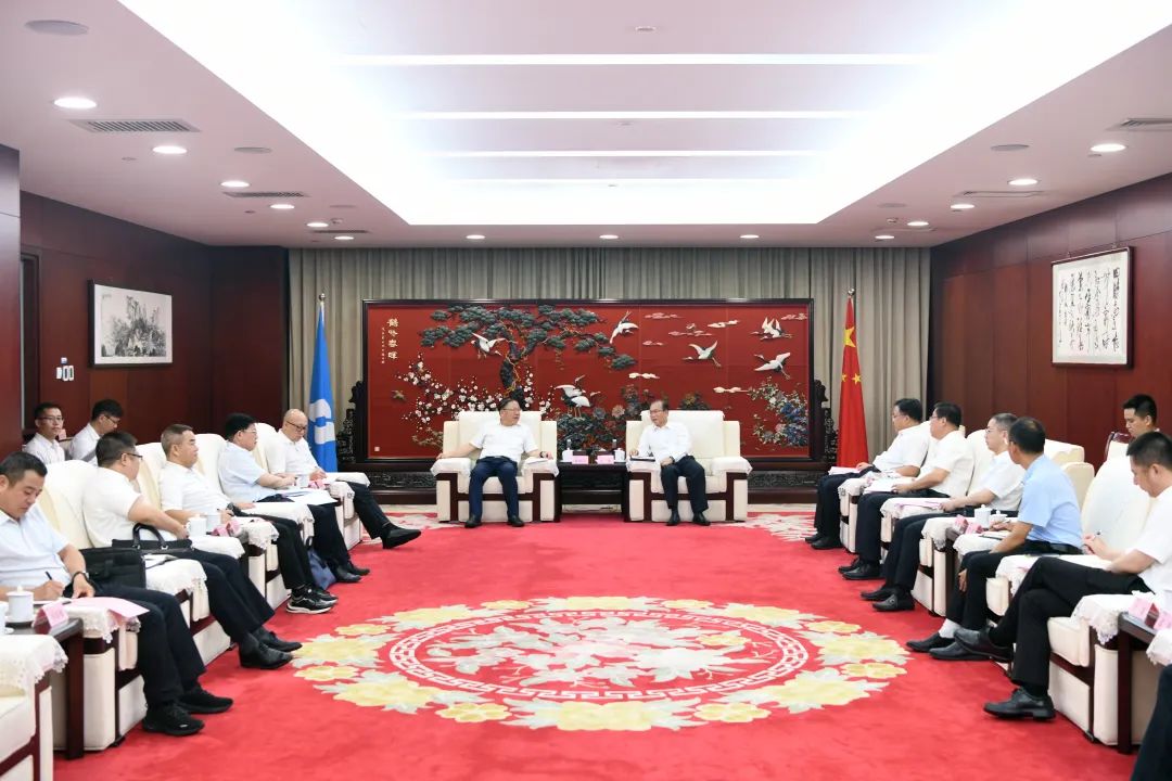 江毅與廣西壯族自治區(qū)人民政府黨組成員、國(guó)資委黨委書(shū)記秦如培舉行會(huì)談