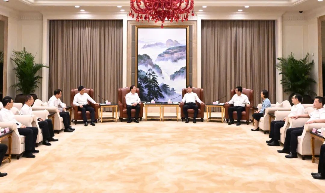 國家電網(wǎng)公司董事長、黨組書辛保安與福建省委書記周祖翼、省長趙龍會(huì)談