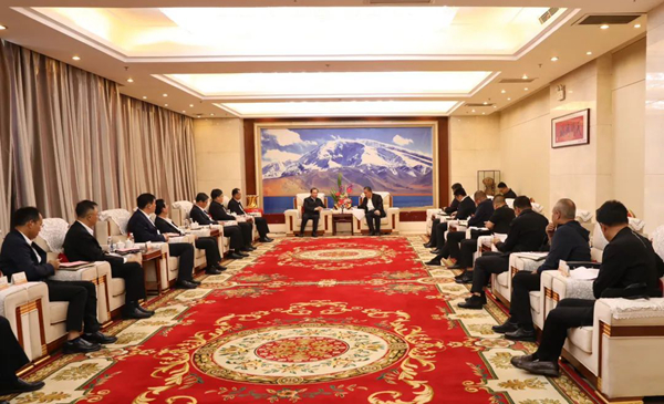 華電集團黨組書記、董事長江毅與喀什地委副書記、行署專員艾尼瓦爾·吐爾遜舉行會談