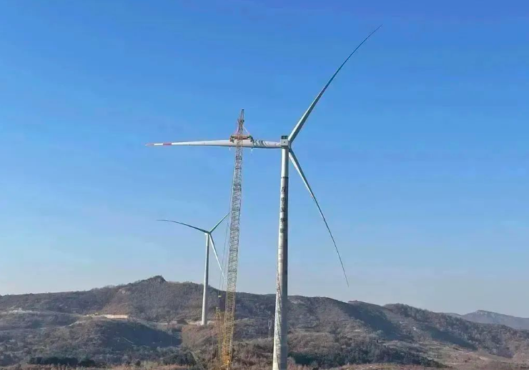 中石化起運(yùn)公司營口風(fēng)電項(xiàng)目首臺(tái)混塔圓滿吊裝！