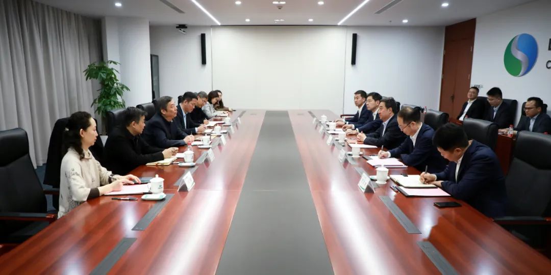 中國電氣裝備黨委書記、董事長白忠泉會見上海市經(jīng)濟(jì)和信息化委員會副主任戎之勤