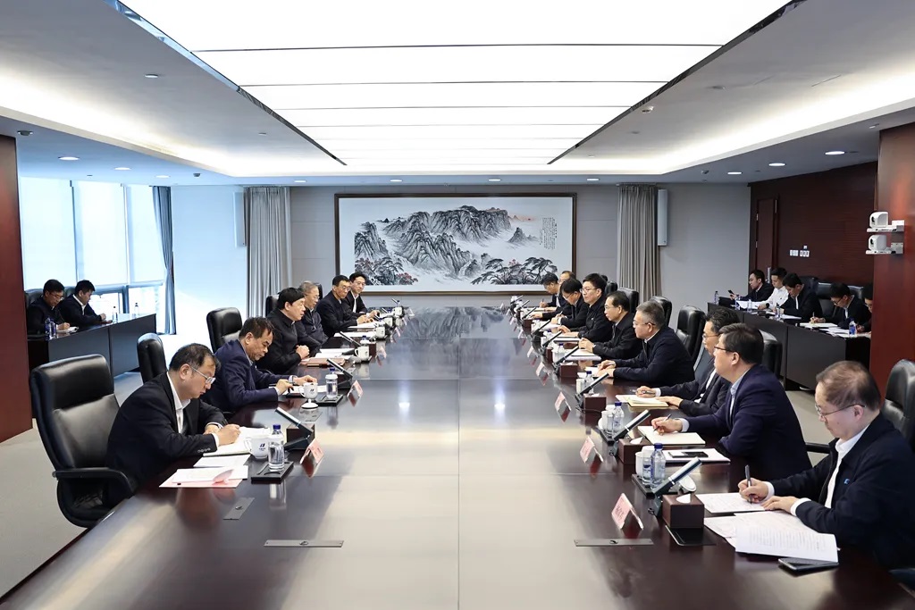 華電集團(tuán)董事長(zhǎng)江毅、總經(jīng)理葉向東與國(guó)家電網(wǎng)董事長(zhǎng)、黨組書記張智剛會(huì)談