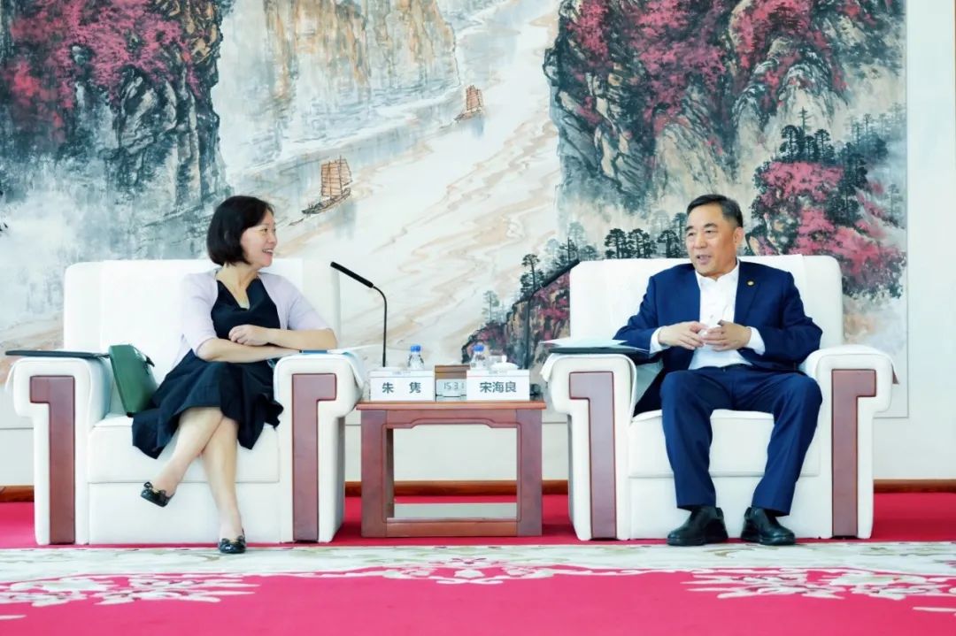中國(guó)能建黨委書記、董事長(zhǎng)宋海良與絲路基金董事長(zhǎng)朱雋會(huì)談