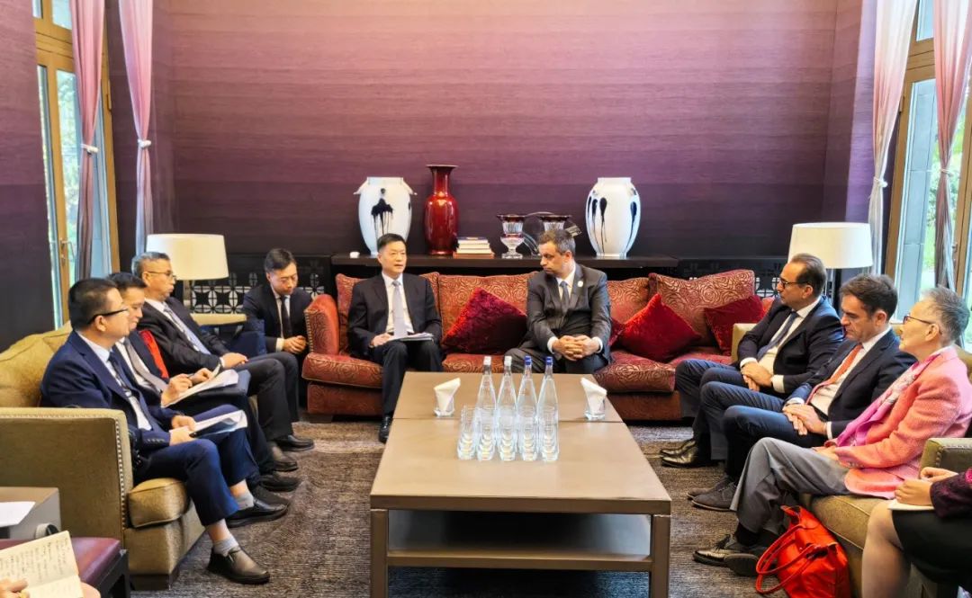 東方電氣集團黨組書記、董事長俞培根與法國電力集團董事長兼首席執(zhí)行官呂克·雷蒙會談