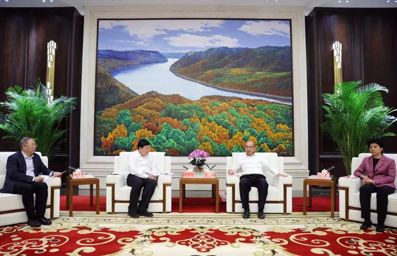 黑龍江省委書(shū)記許勤、省委副書(shū)記梁惠玲會(huì)見(jiàn)國(guó)家電網(wǎng)董事長(zhǎng)張智剛一行