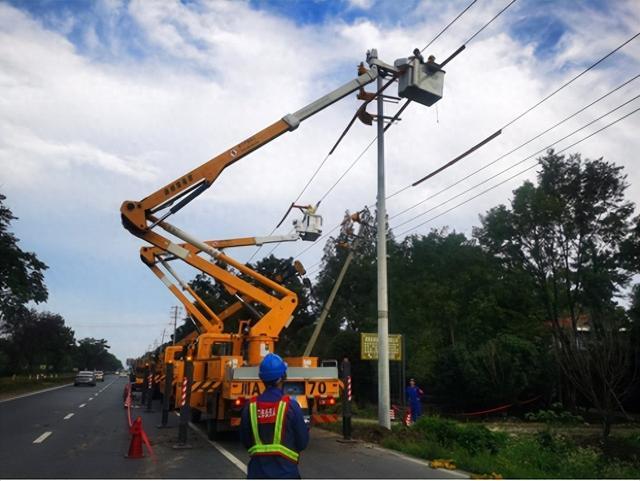國網(wǎng)郫都供電公司“雙車”帶電緊急搶修，確保上萬群眾用電無憂