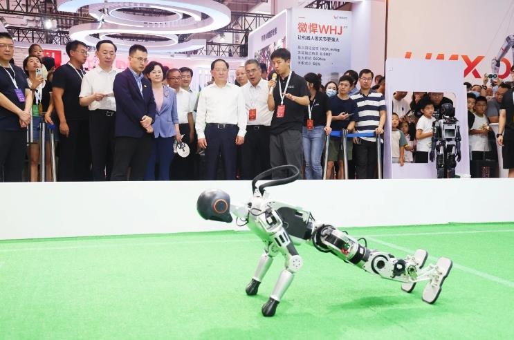 工信部黨組書(shū)記、部長(zhǎng)金壯龍參觀調(diào)研2024世界機(jī)器人大會(huì)