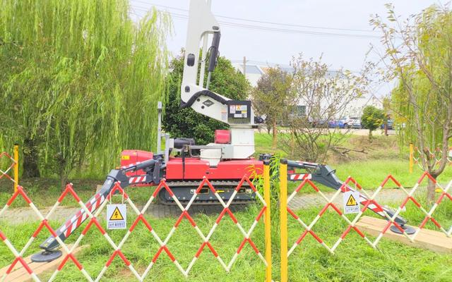 國(guó)網(wǎng)溧陽市供電公司首次運(yùn)用履帶式絕緣斗臂車暨“蜘蛛車”開展帶電作業(yè)