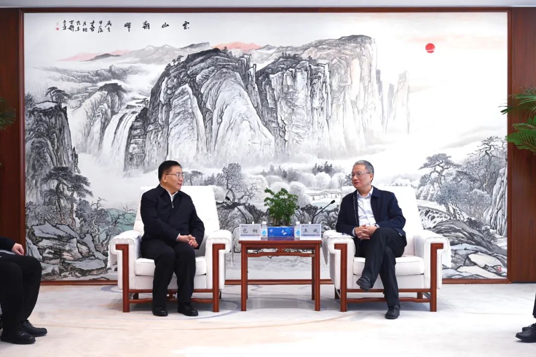 中國電建黨委副書記、總經(jīng)理王斌與內(nèi)蒙古自治區(qū)黨委常委、呼和浩特市委書記包鋼會談